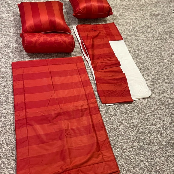 Bed skirt and pillow set. - Picture 2 of 4